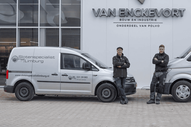 Slotenspecialist Limburg naast bedrijfsbus